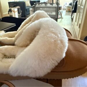 Dearfoams Shearling Slippers in Cream and Tan